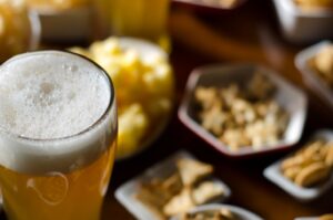 Bier passt zu Snacks